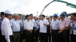 Phó Thủ tướng Trịnh Đình Dũng cùng đoàn công tác kiểm tra Trung tâm Nhiệt điện Duyên Hải. Ảnh: VGP/Xuân Tuyến