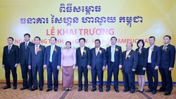 Quý bà Men Sam on - Phó thủ tướng Chính phủ Vương Quốc Campuchia (đứng thứ 5, từ trái sang), Ngài Chea Chanto - Thống đốc NH Quốc Gia Campuchia (đứng thứ 7 từ trái sang), Ông Đào Minh Tú – Phó Thống đốc NHNN Việt Nam (đứng thứ 4 từ trái sang) chụp ảnh cùn