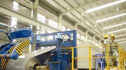 Bài toán kinh tế của Hoa Sen cần đặt được trong bối cảnh phát triển chung của toàn vùng - đặc biệt là xét trên tương quan thế mạnh du lịch biển của vùng này. Trong ảnh: Dây chuyền sản xuất tôn của Hoa Sen. Ảnh: UYÊN VIỄN