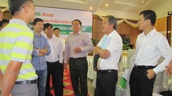 "Bầu" Đức trao đổi bên lề với PV và các nhà đầu tư. (Ảnh: baodauthau.vn)