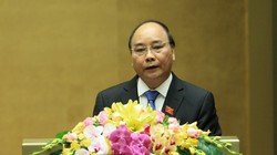 Ủy viên Bộ Chính trị, Thủ tướng Chính phủ Nguyễn Xuân Phúc trình bày Báo cáo về kết quả thực hiện kế hoạch phát triển kinh tế-xã hội năm 2016 và nhiệm vụ năm 2017. Ảnh: VGP/Nhật Bắc