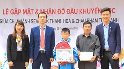 Đại diện Quỹ khuyến học Ươm mầm ước mơ của SeABank trao quà cho học sinh nghèo hiếu học ở Thanh Hóa.