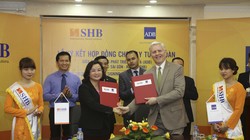  Bà Ngô Thu Hà (trái) – Phó Tổng Giám đốc SHB và ông Eric Sidgwick – Giám đốc quốc gia đại diện thường trú ADB tại Việt Nam thực hiện nghi lễ ký kết. (Ảnh: SHB)