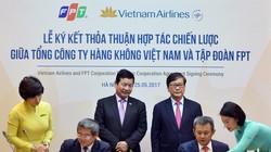  Ông Dương Trí Thành - Tổng Giám đốc Vietnam Airlines (ngồi phải) và ông Bùi Quang Ngọc - Tổng Giám đốc FPT ký thỏa thuận hợp tác chiến lược trong 3 năm (2017-2020). (Ảnh: VNA)