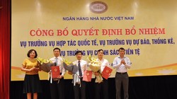 Thống đốc Lê Minh Hưng cùng Phó Thống đốc Nguyễn Thị Hồng trao Quyết định và tặng hoa chúc mừng các tân Vụ trưởng. (Ảnh: SBV)