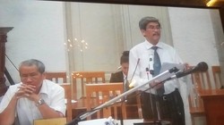 LS. Nguyễn Huy Thiệp tích cực bào chữa cho Nguyễn Xuân Sơn để biện hộ cho thân chủ. (Ảnh chụp màn hình: N.G)