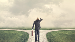 Sếp ngân hàng, chức danh ngoài ngân hàng và sự lựa chọn. (Ảnh minh họa: Internet)