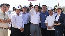 Đoàn Khảo sát tại khu vực Biển Bình Hải, huyện Bình Sơn. (Ảnh: Quảng Ngãi TV)