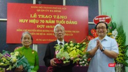 Bí thư Thành ủy đã trao tặng huy hiệu 70 năm tuổi Đảng cho vợ chồng Đảng viên lão thành Nguyễn Đình Hương – Trương Thị Xin.