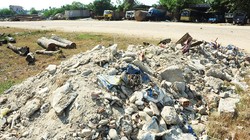 Là “Khu vực quân sự cấm vào” nhưng lâu nay sân bay Quảng Phú đã trở thành điểm đổ... rác, vật liệu xây dựng của người dân lân cận. (Ảnh: Báo Quảng Ngãi)