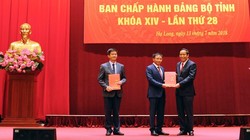 Phó Ban Thường trực Ban Tổ chức Trung ương Nguyễn Thanh Bình trao quyết định luân chuyển cho ông Nguyễn Văn Thắng (giữa) và ông Lê Quang Tùng (trái) (Ảnh: CTG)