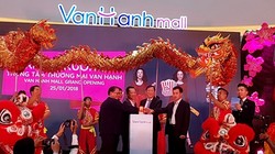 "Đại gia" Trần Lệ Nguyên và các đối tác chung tay khai trương Vạn Hạnh Mall. (Ảnh: Internet)