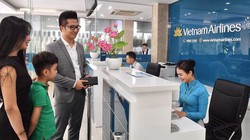 Các hành khách đầu tiên trải nghiệm dịch vụ mới in-town check-in tại Hà Nội. (Ảnh: VNA)