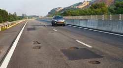 Cao tốc Đà Nẵng - Quảng Ngãi có vốn 34.500 tỷ đồng sau khi thông tuyến 1 tháng đã có "ổ gà", "ổ voi". Ảnh: Giáp Hồ.