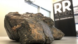 Khối thiên thạch "Mảnh ghép Mặt Trăng" được trưng bày tại Amherst, bang New Hampshire, Mỹ. Ảnh: AP.