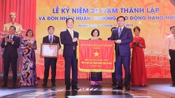  Ủy viên BCT, Phó Thủ tướng Chính phủ Vương Đình Huệ thay mặt Đảng và Nhà nước trao Huân chương Lao động Hạng Nhì và Cơ Thi đua của Chính phủ cho Ngân hàng SHB vì đã hoàn thành xuất sắc, toàn diện nhiệm vụ công tác, dẫn đầu phong trào thi đua năm 2017.