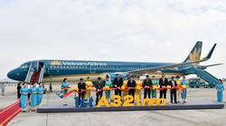 Các đại biểu thực hiện nghi lễ cắt băng chào mừng tàu bay A321neo.