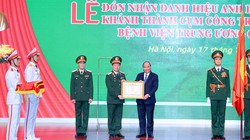 Thủ tướng trao danh hiệu Anh hùng lực lượng vũ trang nhân dân thời kỳ chống Pháp cho Phân hiệu 8, tiền thân của Bệnh viện Trung ương Quân đội 108. (Ảnh: VGP)