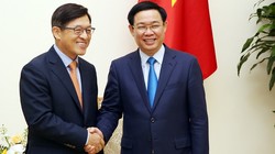 Phó Thủ tướng Vương Đình Huệ và Tổng Giám đốc Tổ hợp Samsung Việt Nam Shim Wonhwan. Ảnh: VGP/Thành Chung