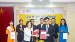 Bà Ngô Thu Hà - Phó Tổng Giám đốc SHB và Ông Nguyễn Quang Hưng - Phó Tổng giám đốc Bảo hiểm Bảo Việt trao thỏa thuận hợp tác trước sự chứng kiến của Lãnh đạo cấp cao của SHB và Bảo hiểm Bảo Việt. (Ảnh: SHB)