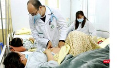 PGS. TS Đỗ Duy Cường khám bệnh cho BN sởi điều trị.