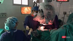 Cháu bé 13 tuổi phải cắt cụt tay do vừa sạc pin vừa dùng điện thoại