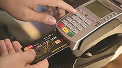 Thanh toán bằng thẻ tín dụng qua máy POS.