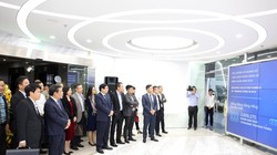 Các đại biểu tham quan Trung tâm ngân hàng số của BIDV.