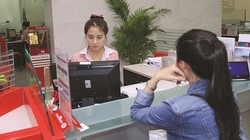 Nhiều ngân hàng đã nhiệt tình hưởng ứng chính sách bằng cách giảm thêm 0,1-0,3 điểm phần trăm lãi suất ở các kỳ hạn dưới sáu tháng. Ảnh minh họa Thành Hoa