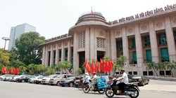 Lần đầu tiên tỷ giá trung tâm “vượt” tỷ giá giao dịch tại các NHTM