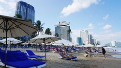 Một góc bãi biển Nha Trang. Những ngày này, công suất phòng của nhiều khách sạn tại Nha Trang rất thấp do vắng khách Trung Quốc . Ảnh: Minh Duy