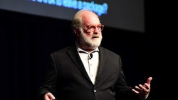 Thomas Frey là diễn giả người Mỹ, tác giả các cuốn sách "Communicating with the Future" (2011) và "Epiphany Z: Eight Radical Visions for Transforming Your Future" (2017). Ông theo thuyết vị lai, từng là kỹ sư làm việc 15 năm ở IBM.