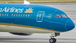 Hình ảnh từ bản tin của 7News thể hiện rõ các cuốn hộ chiếu mang quốc huy Việt Nam trong tang vật vụ việc. (Ảnh cắt từ clip)