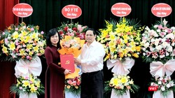 Thủ tướng Phạm Minh Chính trao Quyết định quyền Bộ trưởng Bộ Y tế cho bà Đào Hồng Lan.