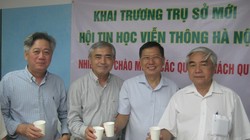 TS Nguyễn Minh Hồng - Chủ tịch Hội Truyền thông số Việt Nam (thứ 2, từ trái qua) chúc mừng Hội Tin học Viễn thông Hà Nội khai trương trụ sở mới.