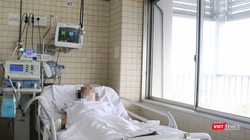 Nạn nhân Nguyễn.T.H, mẹ của hai bệnh nhi, đang được cấp cứu với máy thở tại BV Chợ Rẫy. (Ảnh: BVCR)