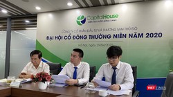 Ông Nguyễn Trung Thành (giữa) trong phiên ĐHĐCĐ mới đây của CapitalHouse.