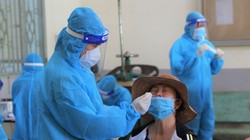 Nhân viên y tế lấy mẫu xét nghiệm virus SARS-CoV-2. Ảnh BYT.