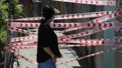 Người dân đi qua khu vực bị phong tỏa tại Đà Nẵng ngày 28/7