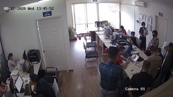 Nhóm người lạ mặt (khoảng 7 người, góc phải) tại căn hộ của ông K.M.D