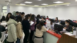 [Chùm ảnh] Nhà đầu tư đổ xô đi mở tài khoản chứng khoán khi VN-Index hướng về đỉnh lịch sử 1.200 điểm