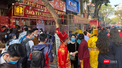 Khách hàng tấp nập đến mua vàng tại cửa hàng của Bảo Tín Minh Châu