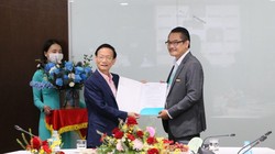 Ông Nguyễn Mạnh Quân (phải) nhận quyết định bổ nhiệm quyền Tổng giám đốc ABBank (Ảnh: ABBank)