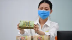 Nhiều ngân hàng nâng lãi suất huy động vượt 7%/năm