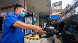 Giá xăng giảm, giá dầu tăng vọt: Điều chưa từng xảy ra