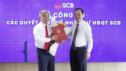 Ông Phan Đình Điền (trái) nhận quyết định giữ chức Chủ tịch HĐQT SCB (Ảnh: SBV)