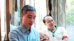 Anh Tuấn (áo trắng) đã nỗ lực giúp đỡ người khiếm thị trong nhiều năm qua