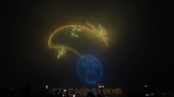 Trình diễn ánh sáng bằng drone được thực hiện thế nào để tạo nên tiết mục đẹp mắt, an toàn?