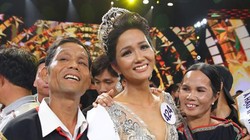 Hoa hậu H'hen Niê và cha mẹ trong niềm vui đăng quang hồi 2017. (Nguồn: FBNV)