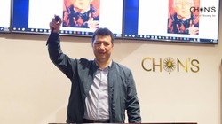 Bình luận viên Quang Huy là người điều hành phần đấu giá bức tranh về ông Park Hang-Seo